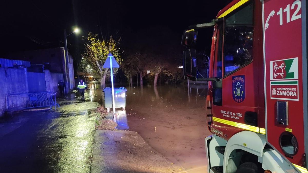 Los Bomberos de Toro, en el Camino del Cementerio anegado por las lluvias