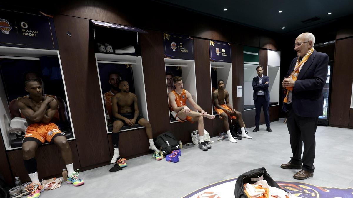 Las mejores imágenes del desplazamiento de la afición del Valencia Basket en Atenas