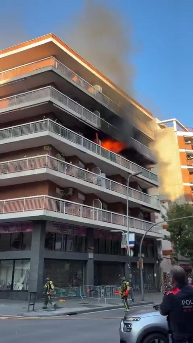 Vídeo  Muere un hombre en el incendio de una vivienda en Sants