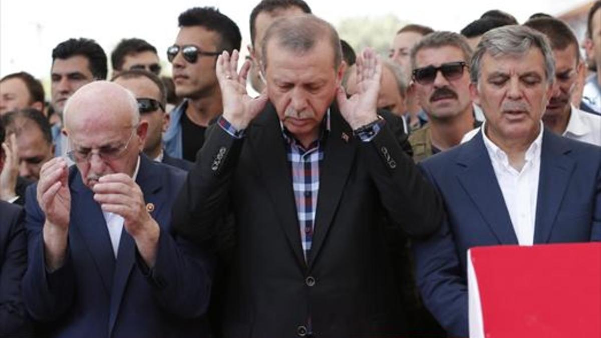 Erdogan reza por las víctimas del golpe, ayer, en la mezquita de Fatih.