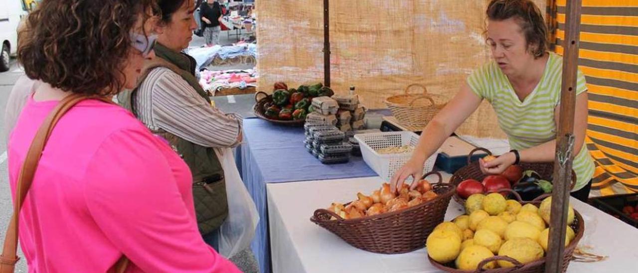 Araceli Rozada, atendiendo ayer a sus clientes en el mercadillo semanal de El Berrón.