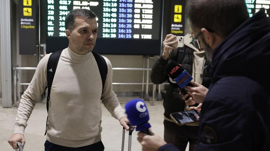 Luís Castro atiende a los medios a su llegada al aeropuerto de Manises, el sábado.  | KAI FÖRSTERLING / EFEX