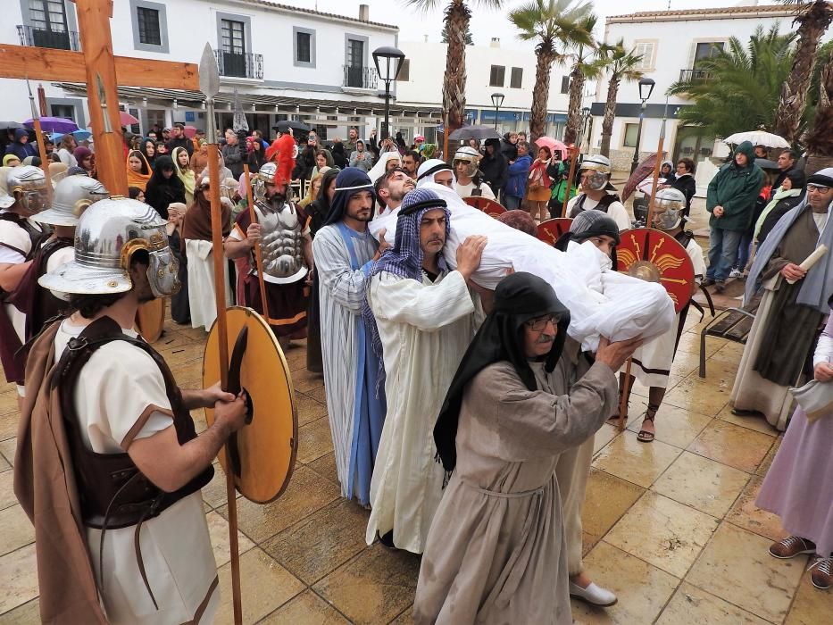 El tiempo dio una tregua para la procesión de Jesús Nazareno en Sant Ferran y ayer el vía crucis se celebró bajo una fina lluvia