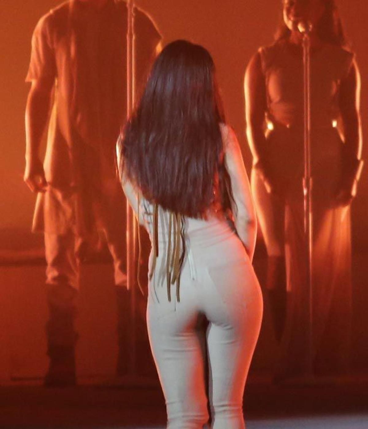 Rihanna, de espaldas con su ceñido body en el concierto de Vancouver