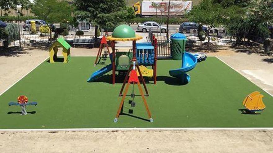 El ayuntamiento finaliza las mejoras en el parque infantil Emeterio Martín Mateos