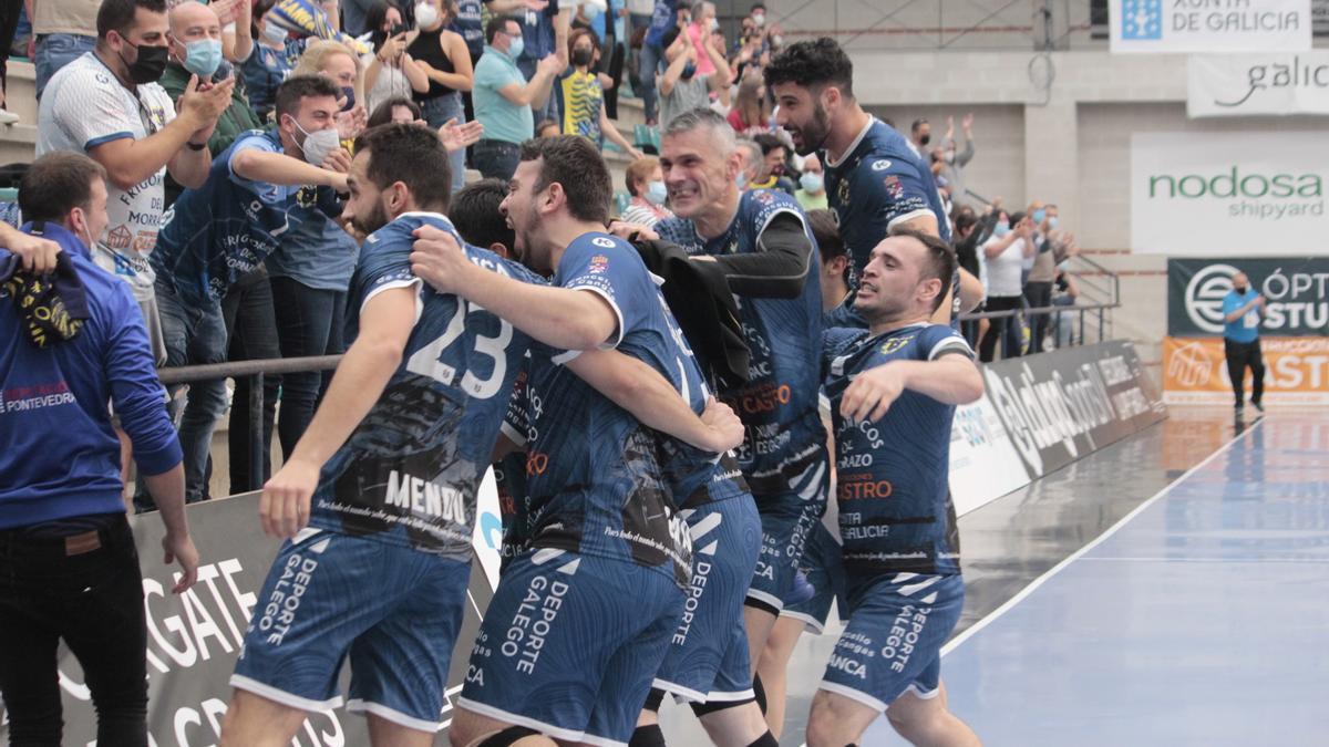 Los jugadores del Frigoríficos celebran con el público su victoria ante el Guadalajara.