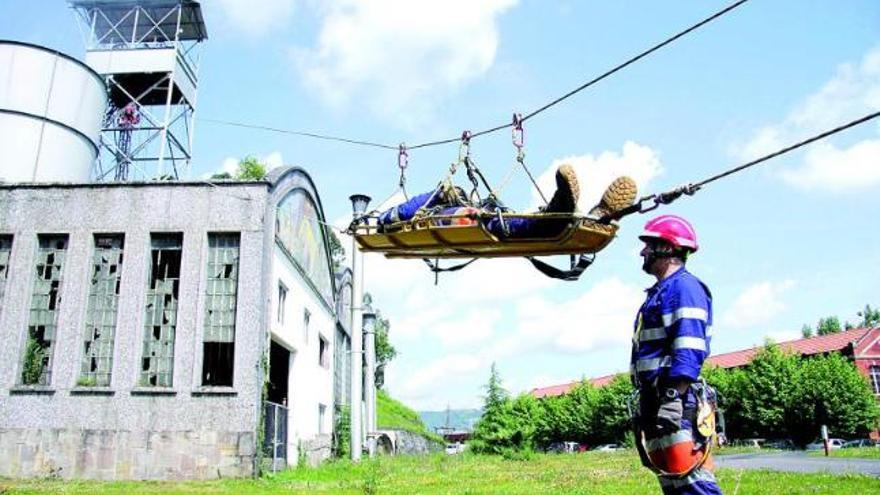 Traslado en tirolina de un supuesto herido, durante el simulacro de rescate realizado ayer en el pozo Fondón, de Sama.