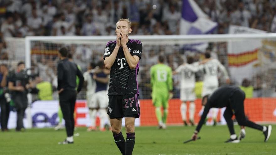 Kane lamenta l’eliminació amb els jugadors del Madrid al fons celebren el pas a la final de Wembley | JJ GUILLEN/F