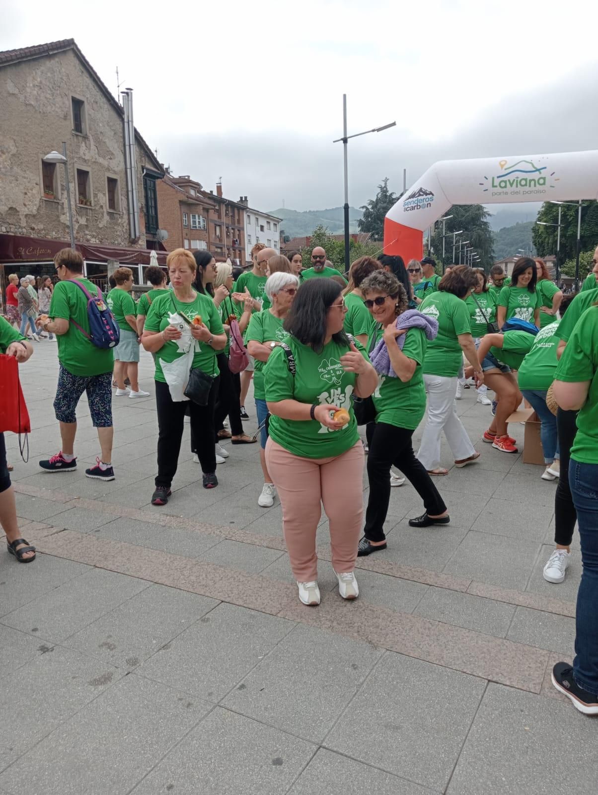 Doscientas personas marchan y escancian en Laviana para combatir la ELA