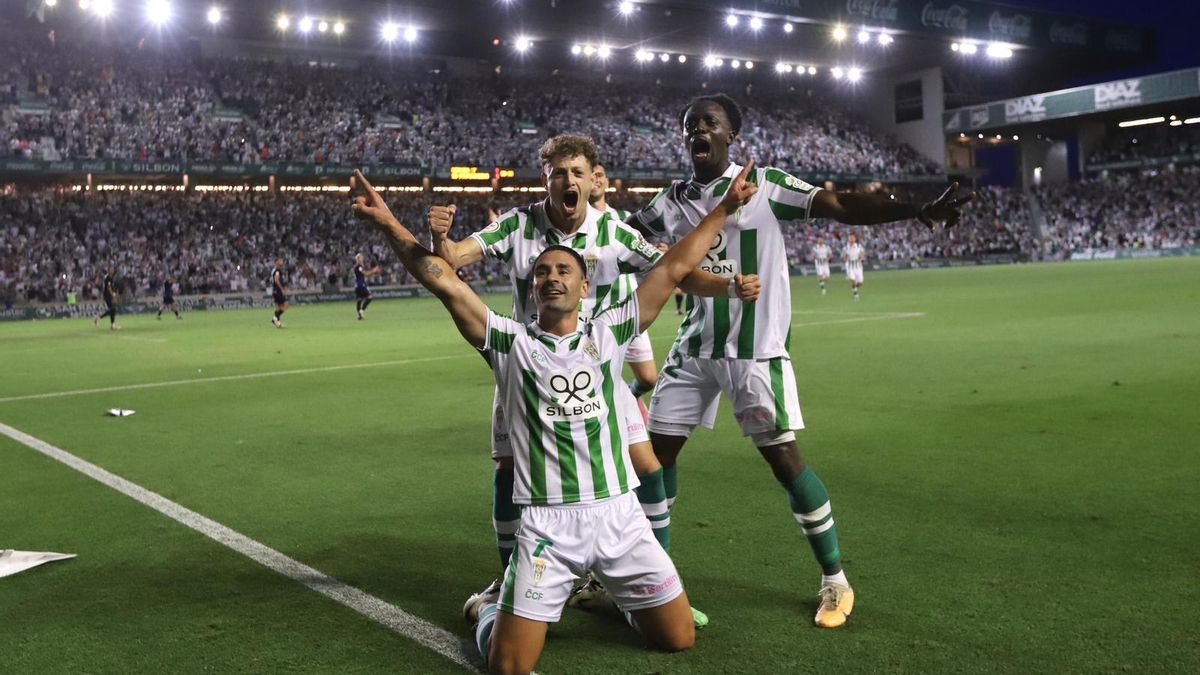Kike Márquez, junto a Simo y Diarra en la celebración de su gol.