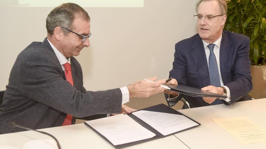 Sebastián Mora y José María Arias, ayer, en la sede de la Fundación Barrié. // queiruga/roller agencia