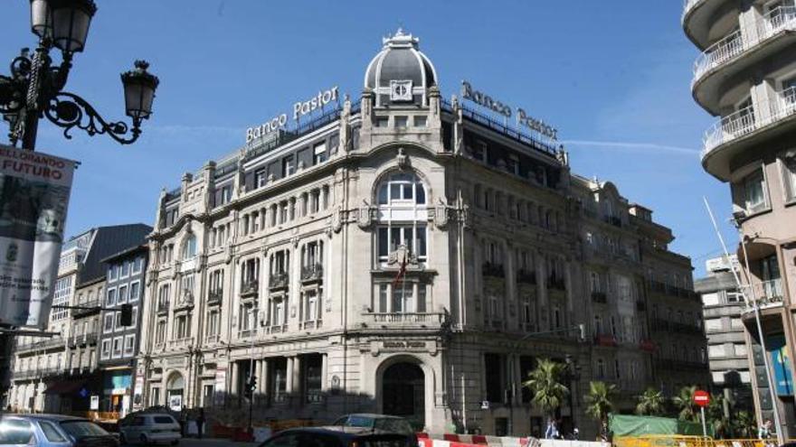El Banco Pastor pone a la venta 160 de sus 653 oficinas, entre ellas su  sede de Vigo - Faro de Vigo