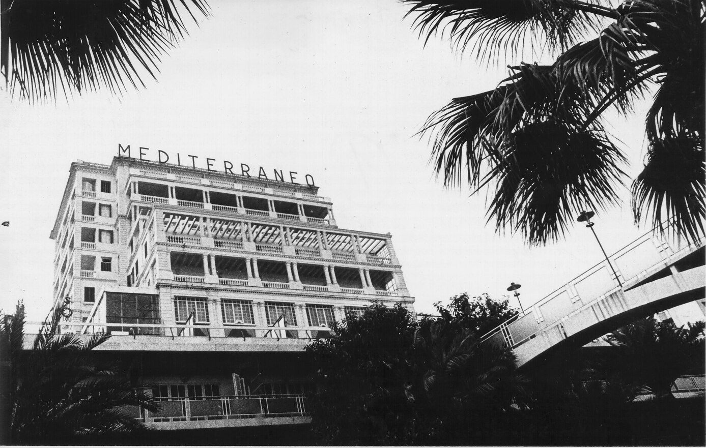 FOTOS: Así eran la piscina y el puente del antiguo Hotel Mediterráneo, que ahora desaparecen