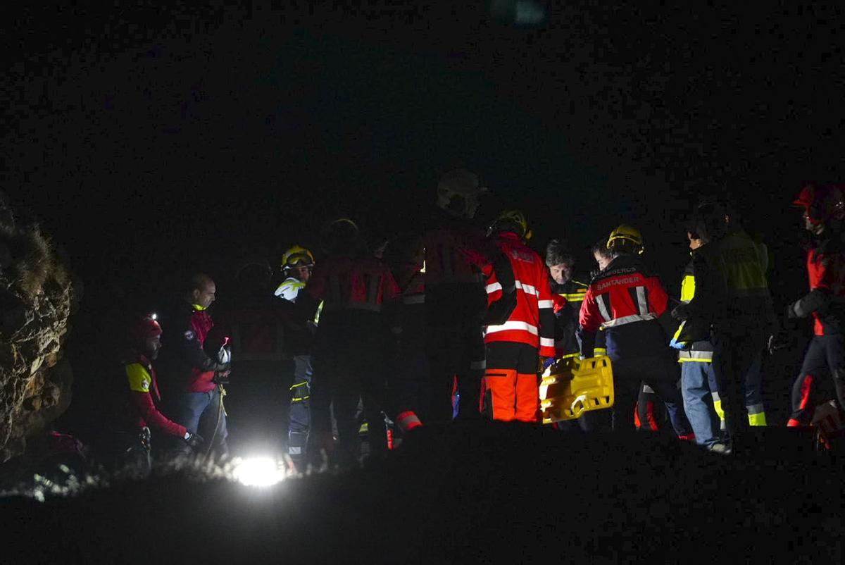 El operativo que trabaja en el siniestro procede al rescate del cuerpo sin vida de una quinta persona.