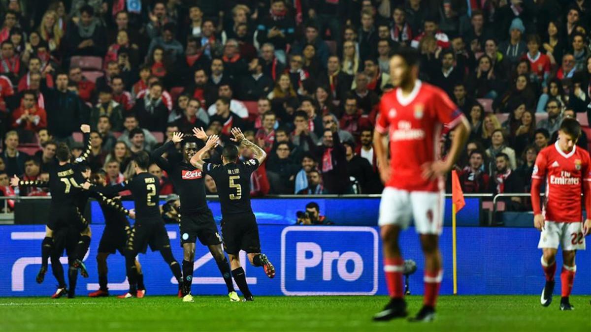 El Nápoles dio el golpe en el campo del Benfica y acabó primero