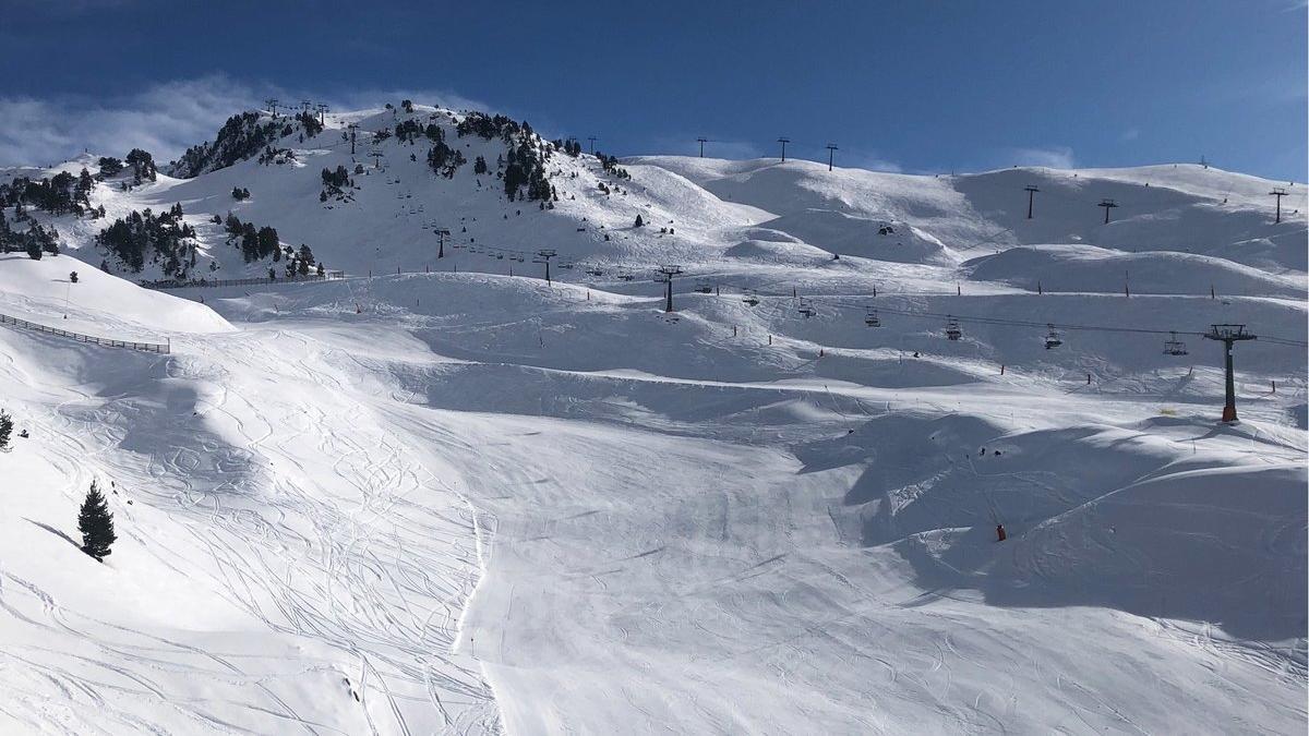 La temporada de esquí acaba con mucha nieve en las pistas