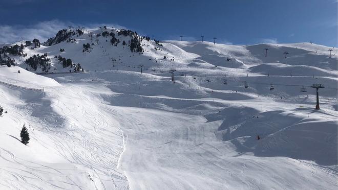 La temporada de esquí acaba con mucha nieve en las pistas.