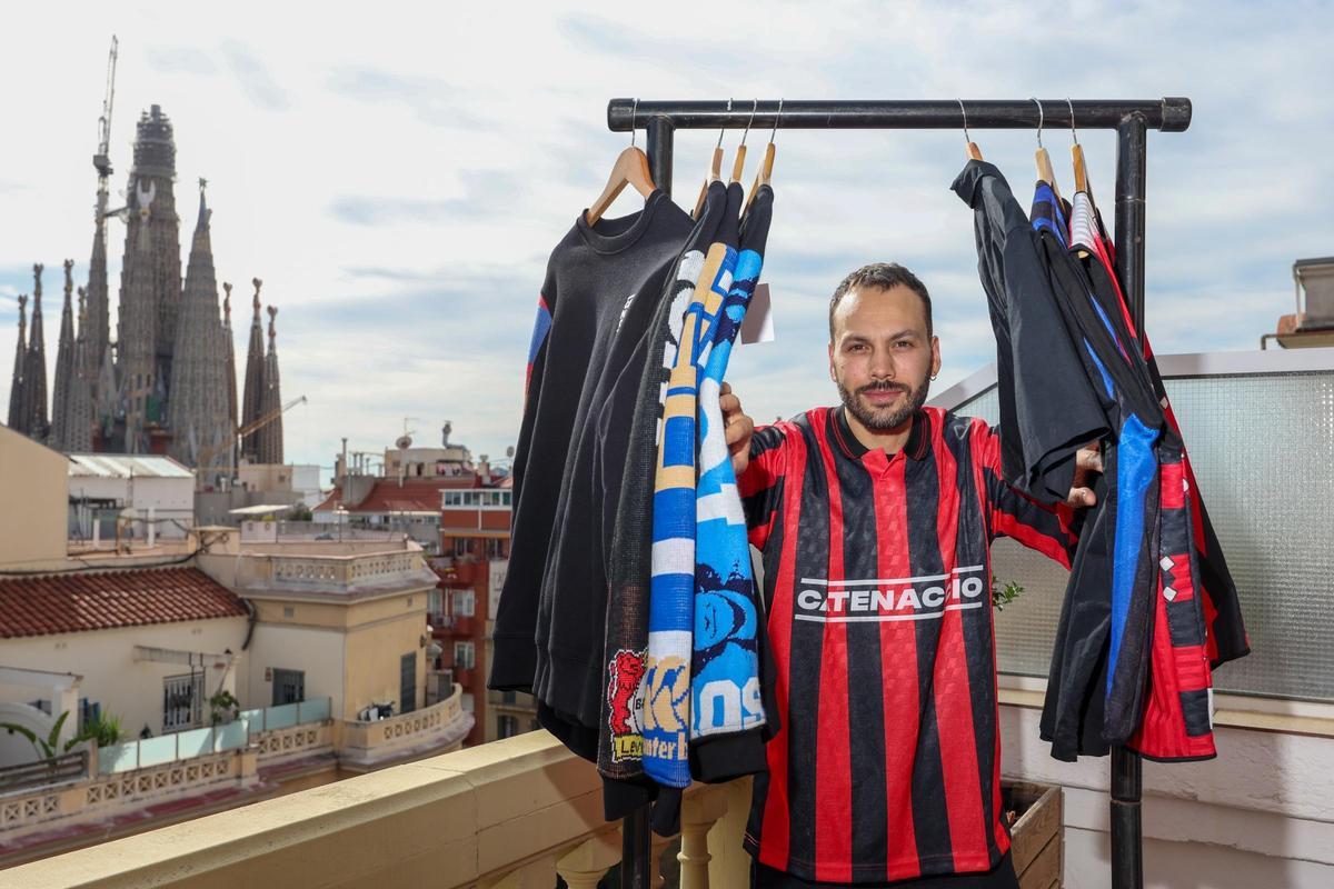 Cesare Tamango, fundador de Catenaccio, con algunas de sus creaciones