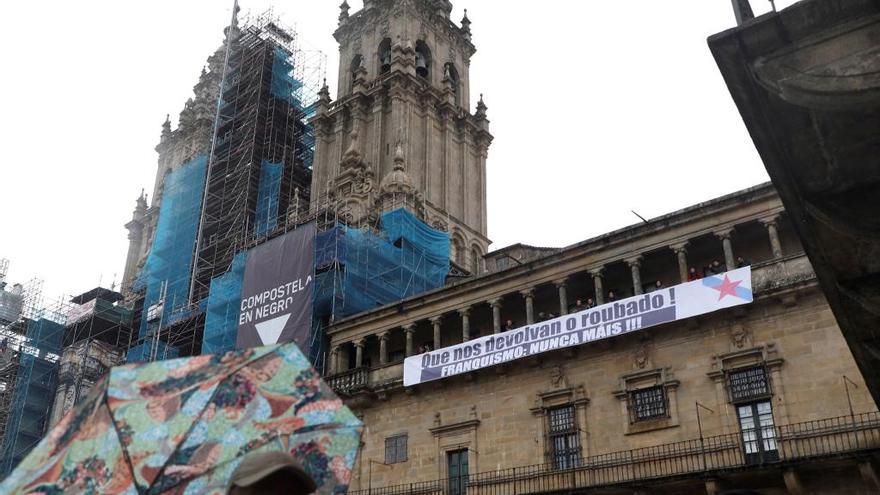 La pancarta reivindicativa, colgada en la fachada del Obradoiro // X. Álvarez