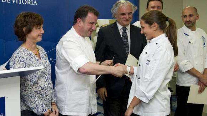 Paula Díaz, (derecha) recibe el diploma de finalista. // G.García Baltasar