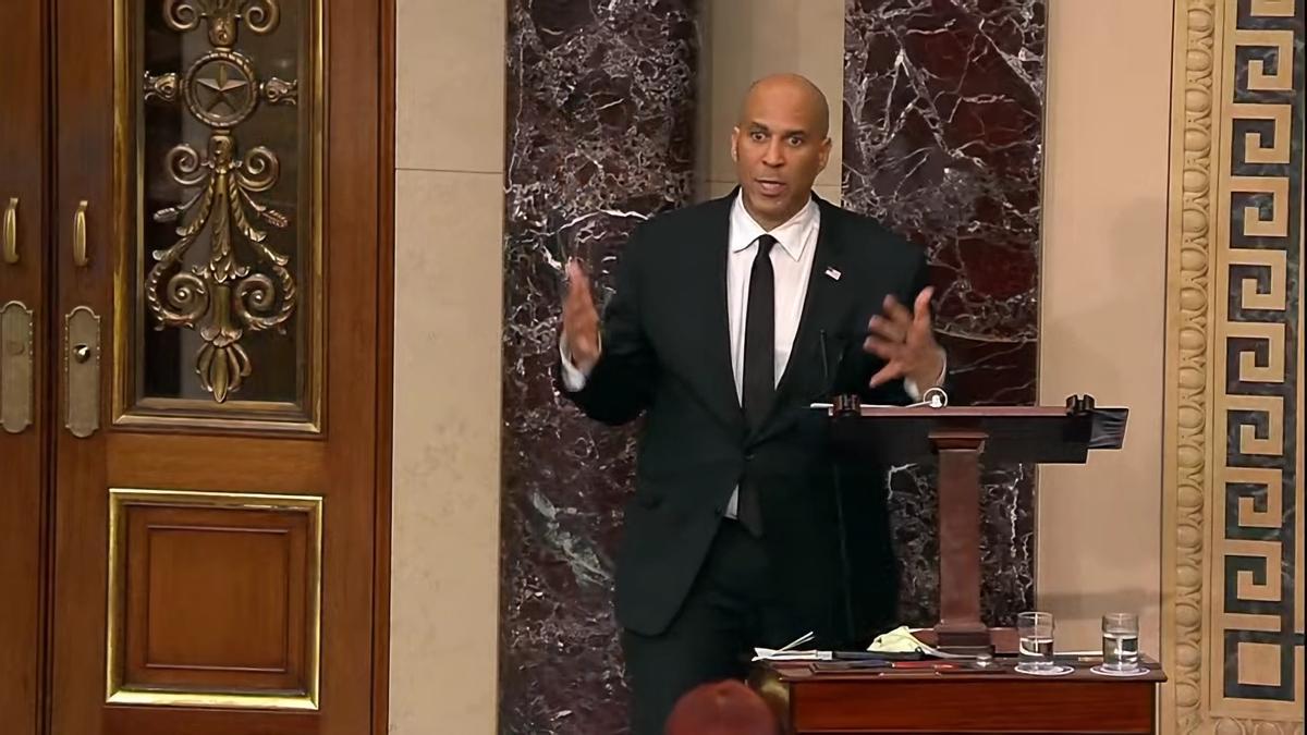 Un senador demócrata da un discurso durante más de 17 horas como protesta contra Trump