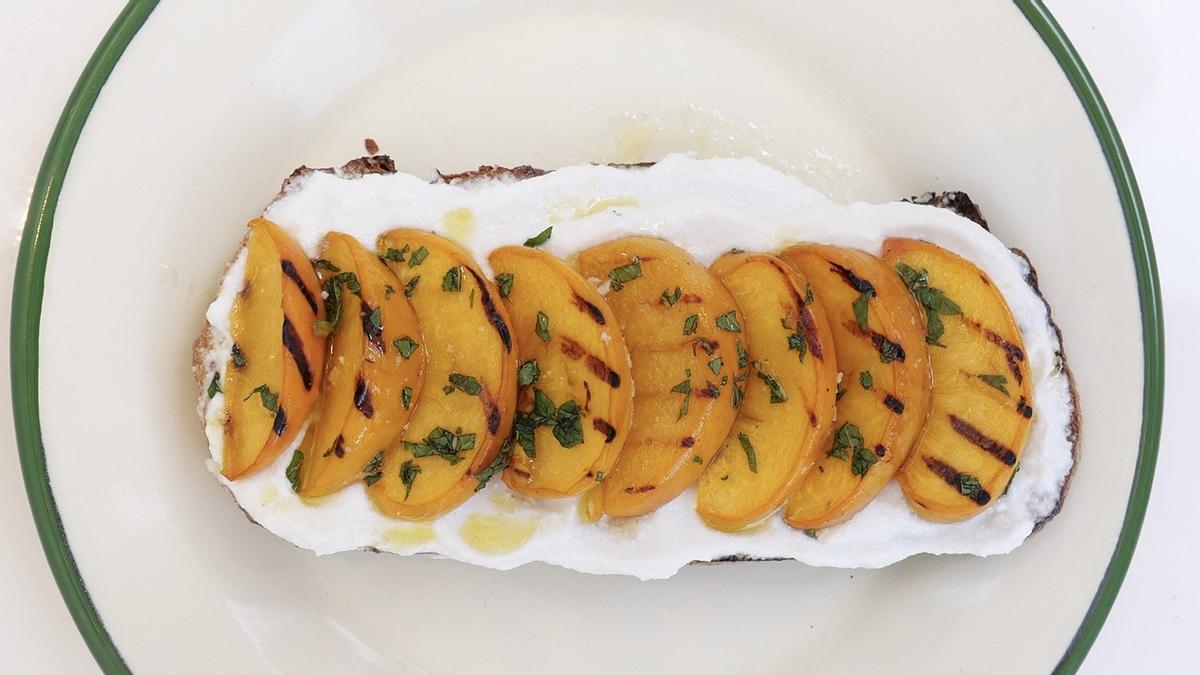 La tostada de melocotón de Supernormal.