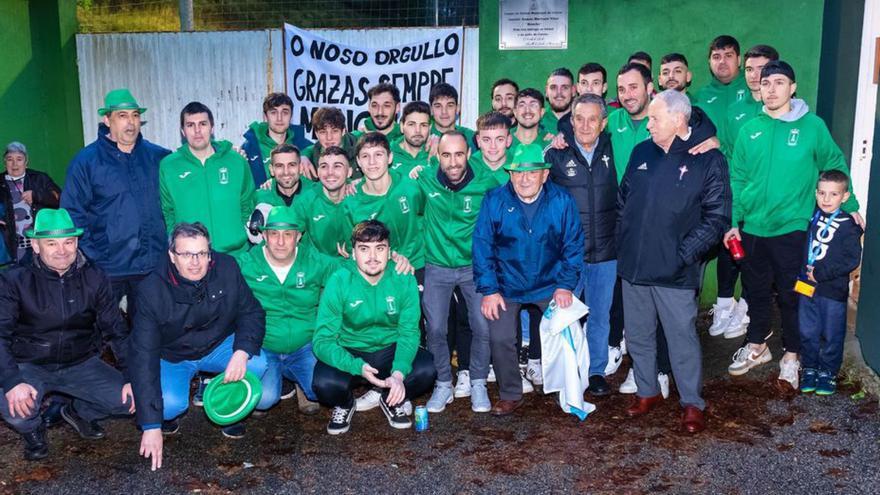 La familia futbolera arropa a Moncho, que ya da su nombre al campo de fútbol de Covelo