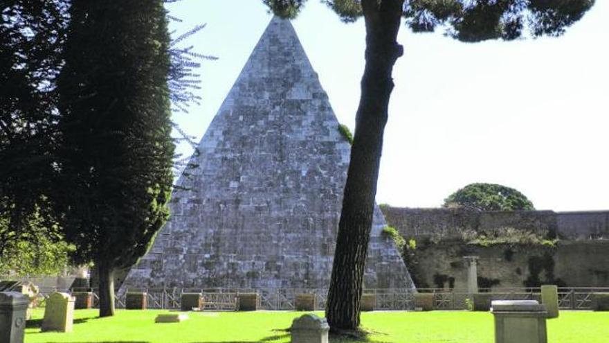 La pirámide Cestia, con el Cementerio de los Poetas a sus pies.