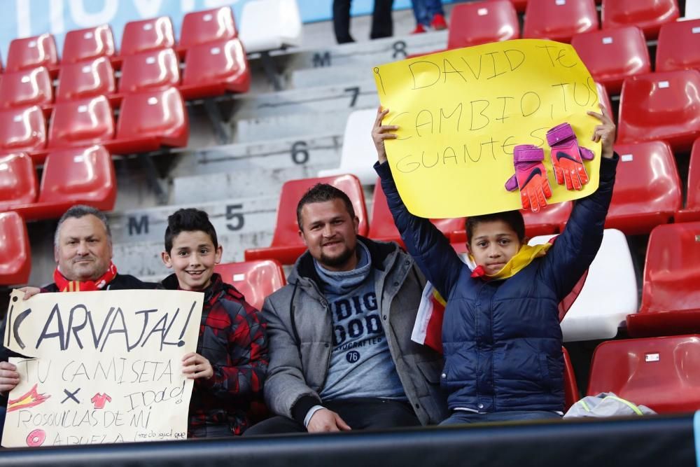 Aficionados en El Molinón durante el España-Israel