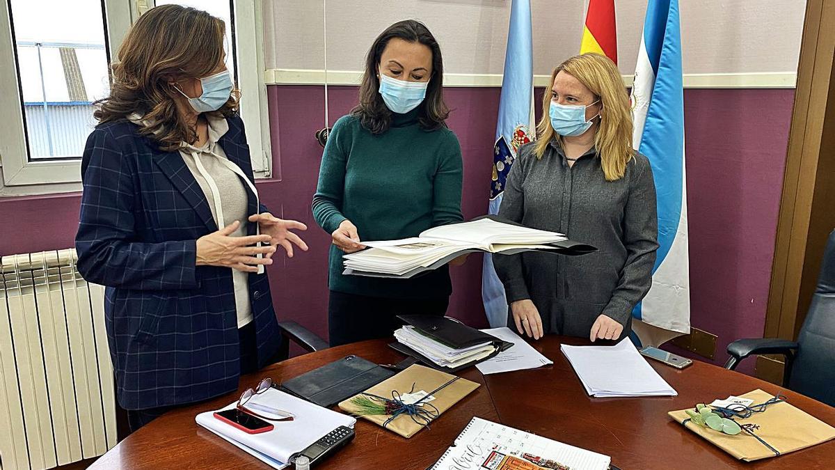 María Sancho (i), con la alcaldesa María Ramallo y la concejala de Cultura, Beatriz Rodríguez.  | // FDV