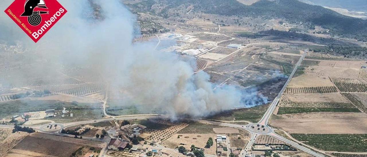 Vista aérea del incendio declarado en Pinoso