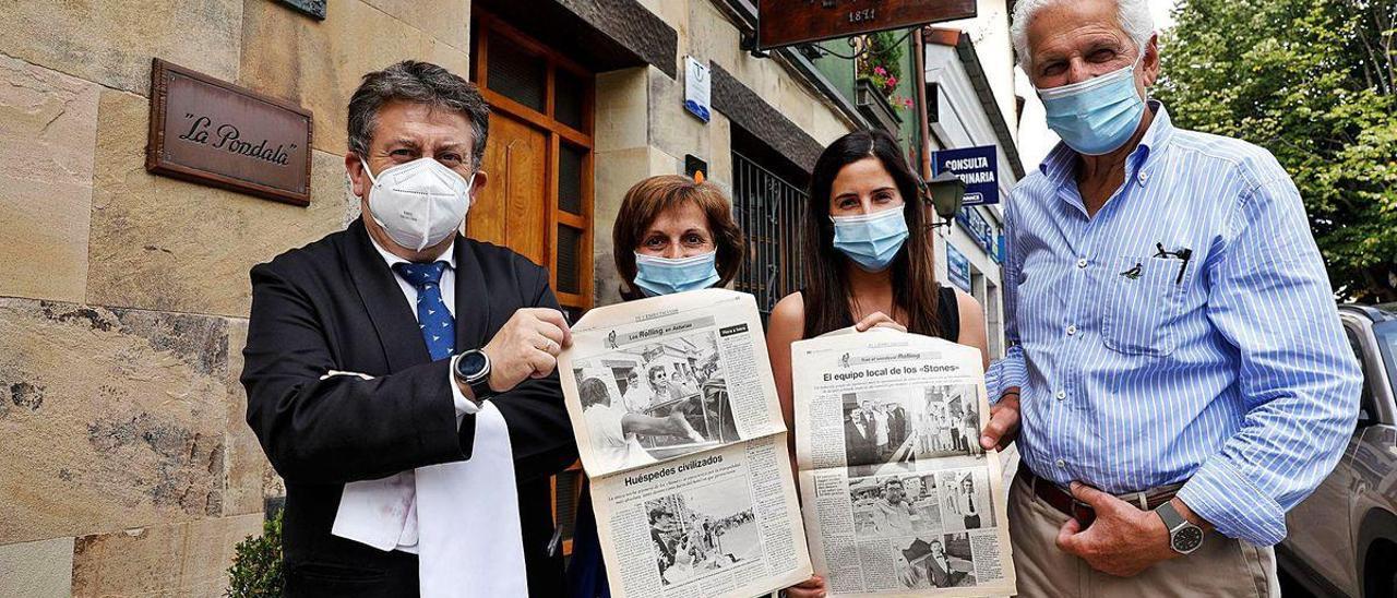 Por la izquierda, Juan Fernández, Felisa Rodríguez y Adriana y Roberto Riginelli, a las puertas de La Pondala, sostienen dos páginas de LA NUEVA ESPAÑA sobre el concierto que ofrecieron los &quot;Rolling Stone&quot; hace 25 años en El Molinón y el paso de Mick Jagger por el restaurante.