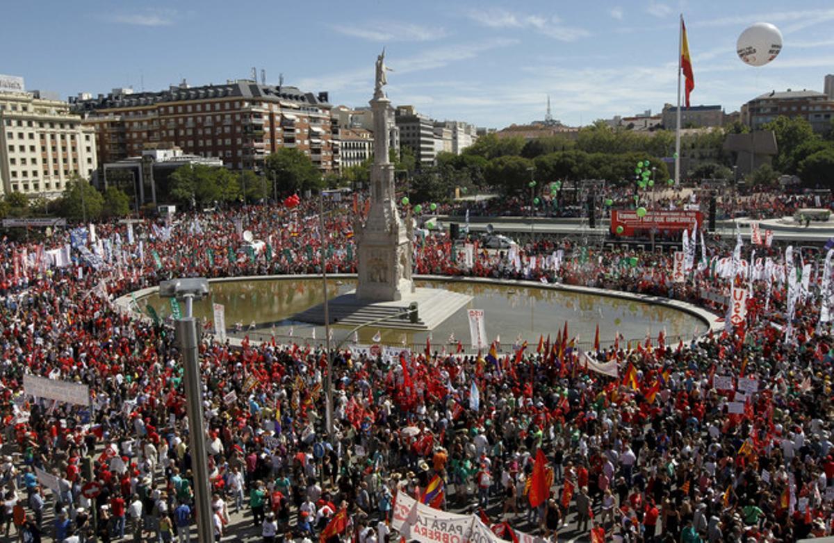 La plaça de Colón, plena, acull els manifestants de la protesta contra les retallades del Govern d’aquest diumenge.