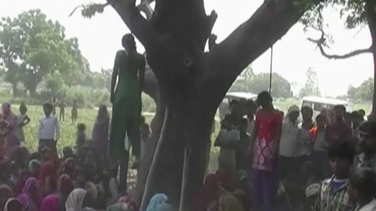 Los cuerpos de las dos hermanas adolescentes colgados del árbol, este miércoles.