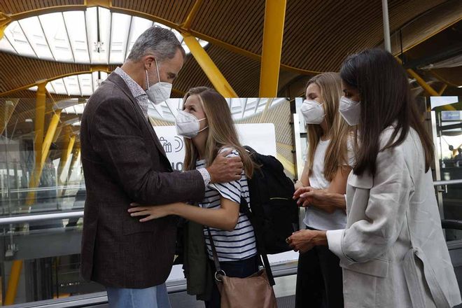 La princesa Leonor se despide de su padre, Felipe VI, en el aeropuerto de Barajas