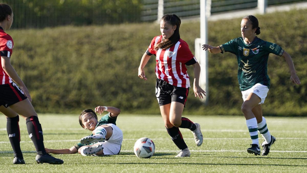 Una acción del partido entre el Athletic B y el Cacereño Femenino.