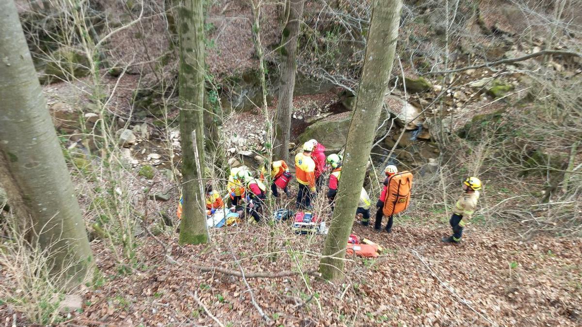 Els Bombers i el SEM atentent el ferit a Vallfogona