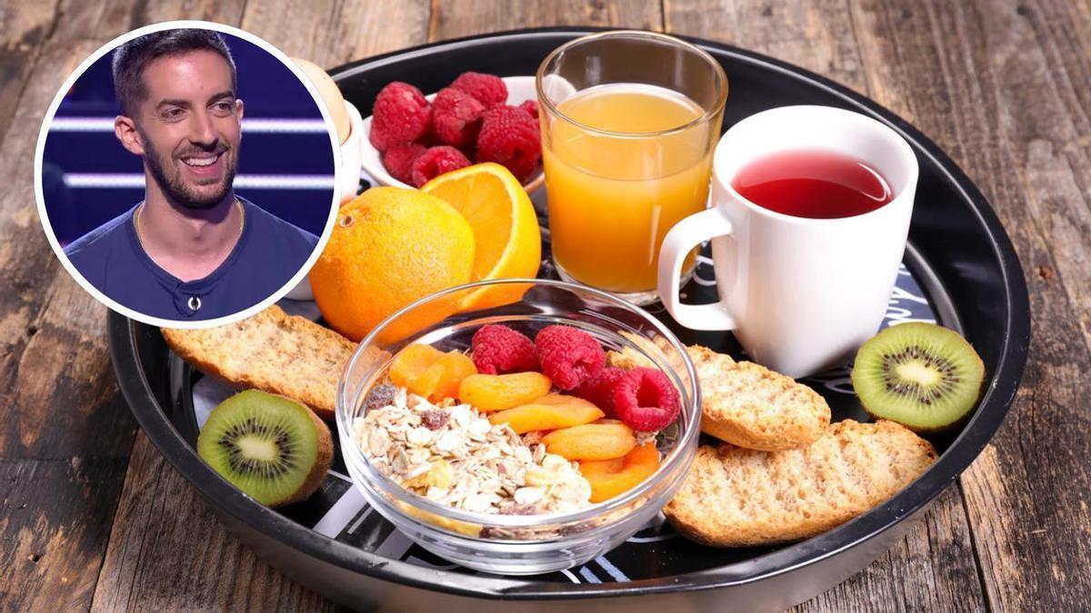 una tortilla de tres huevos, pavo y yogur con fruta una tortilla de tres huevos, pavo y yogur con fruta