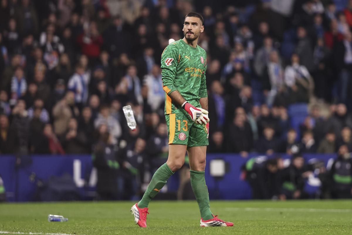 Gazzaniga se dirige a los hinchas del Espanyol en pleno lanzamiento de botellas.