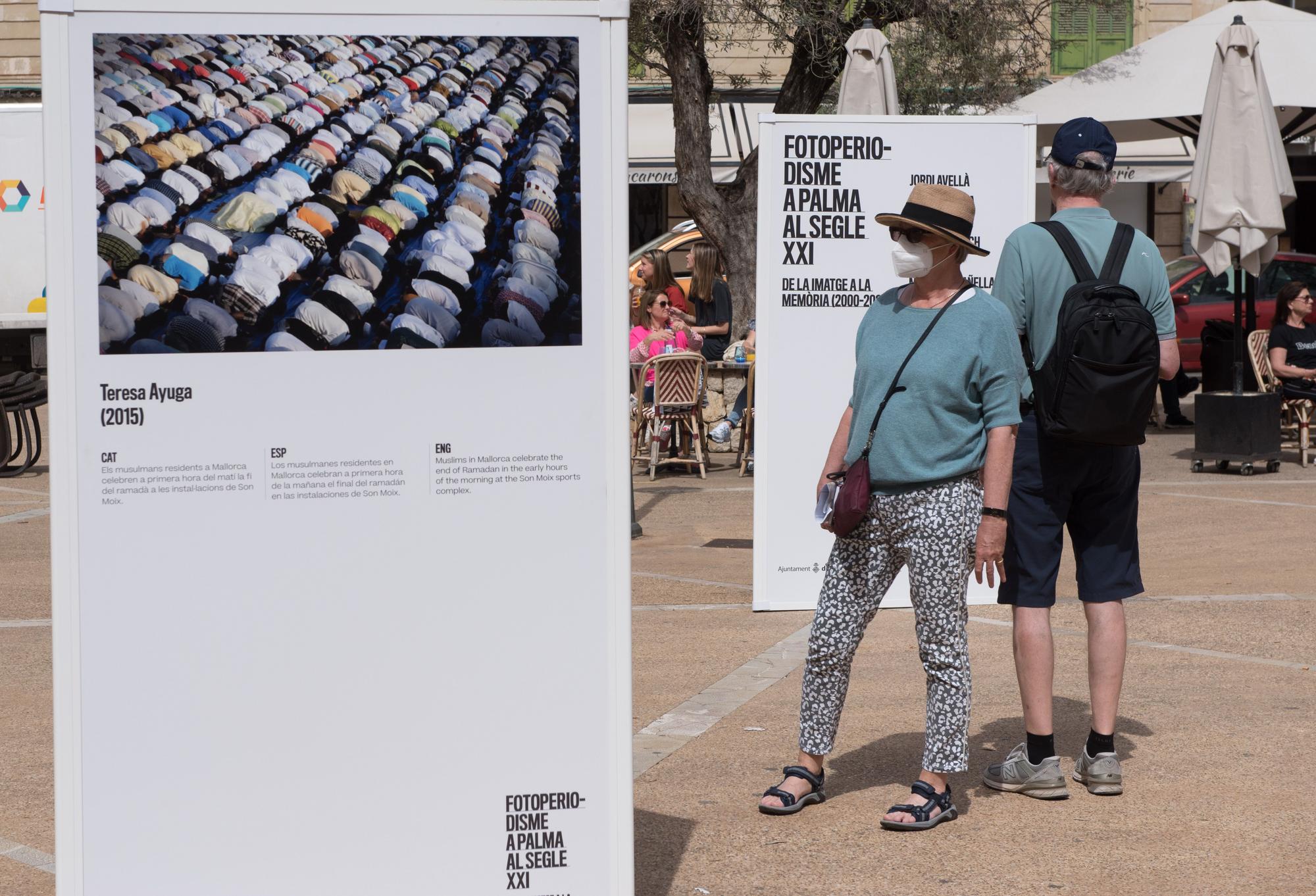 La exposición Fotoperiodismo en Palma en el siglo XXI se exhibie en la plaza de l'Olivar