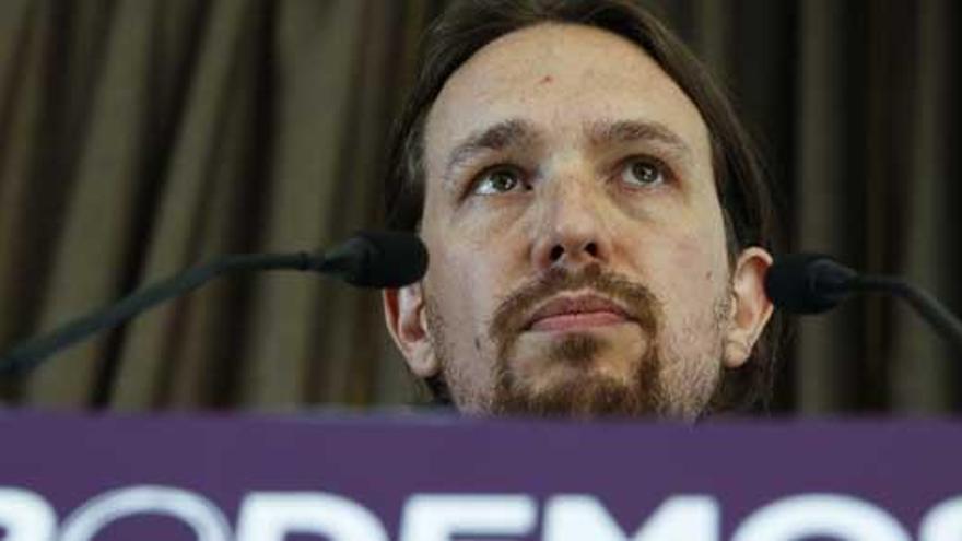 Pablo Iglesias, acompañado de un miembro de EKIN