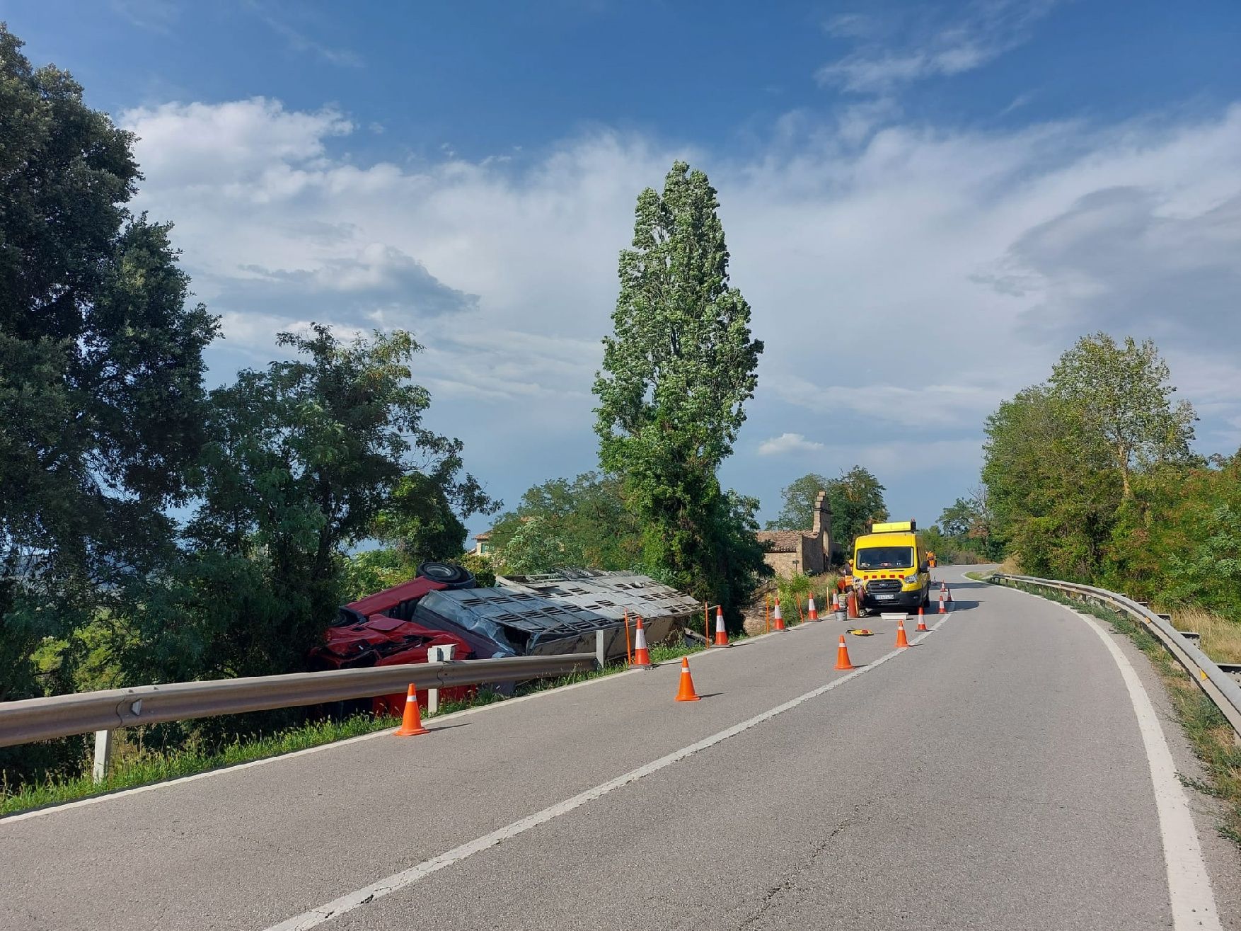 Un camió amb 200 porcs bolca a Moià