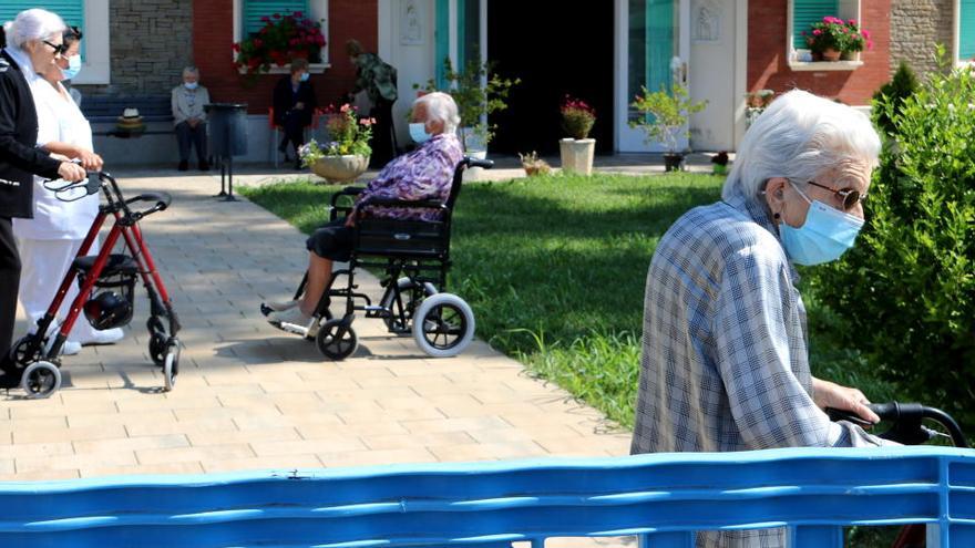 En una residència de la Pobla de Segur han col·locat una tanca per separar els usuaris dels familiars