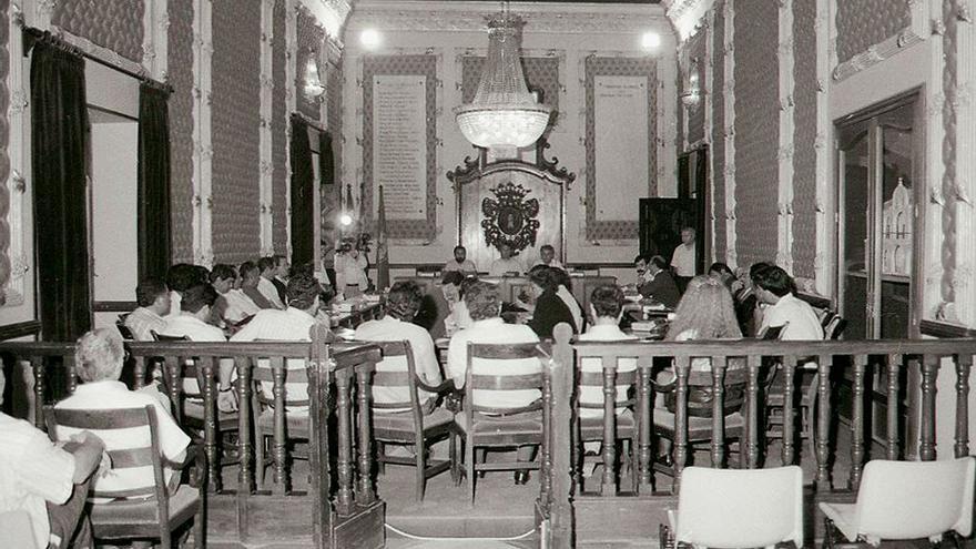Celebración de un Pleno en la Sala de Cabildos cuando aún se utilizaba como hemiciclo.