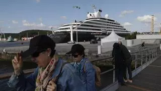Avilés enamora a los cruceristas después de tres años sin escalas: la 'revolución' del megayate de lujo en la ciudad
