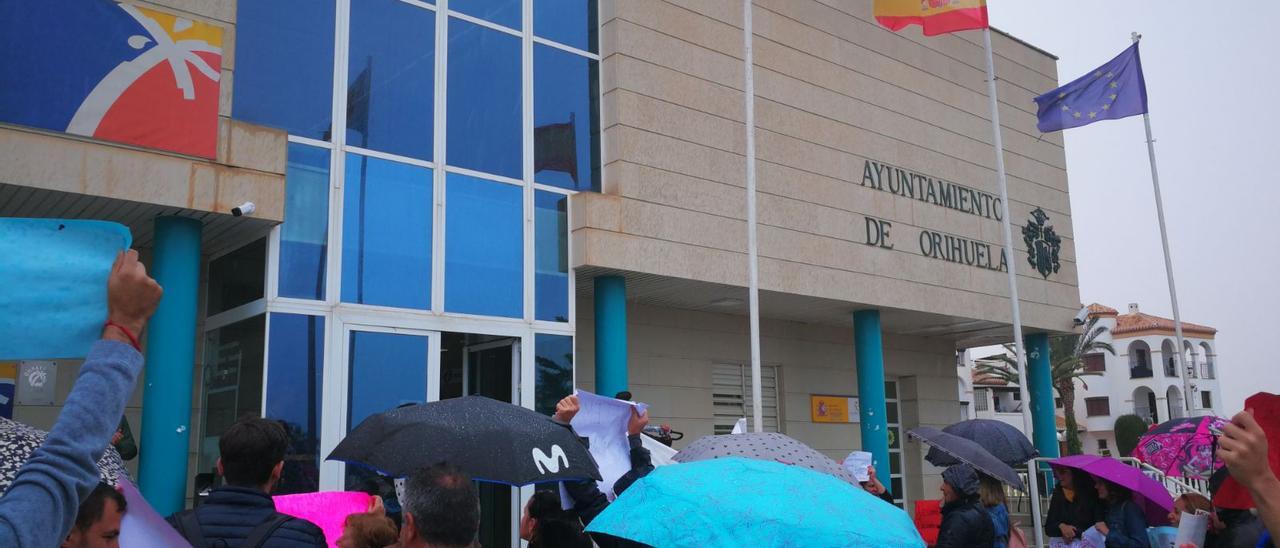 Imagen de archivo de una protesta vecinal frente a la sede del Ayuntamiento de Orihuela Costa