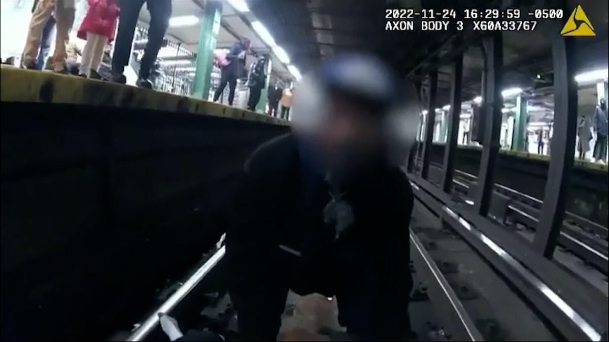 Angustioso rescate in extremis en el metro de Nueva York.