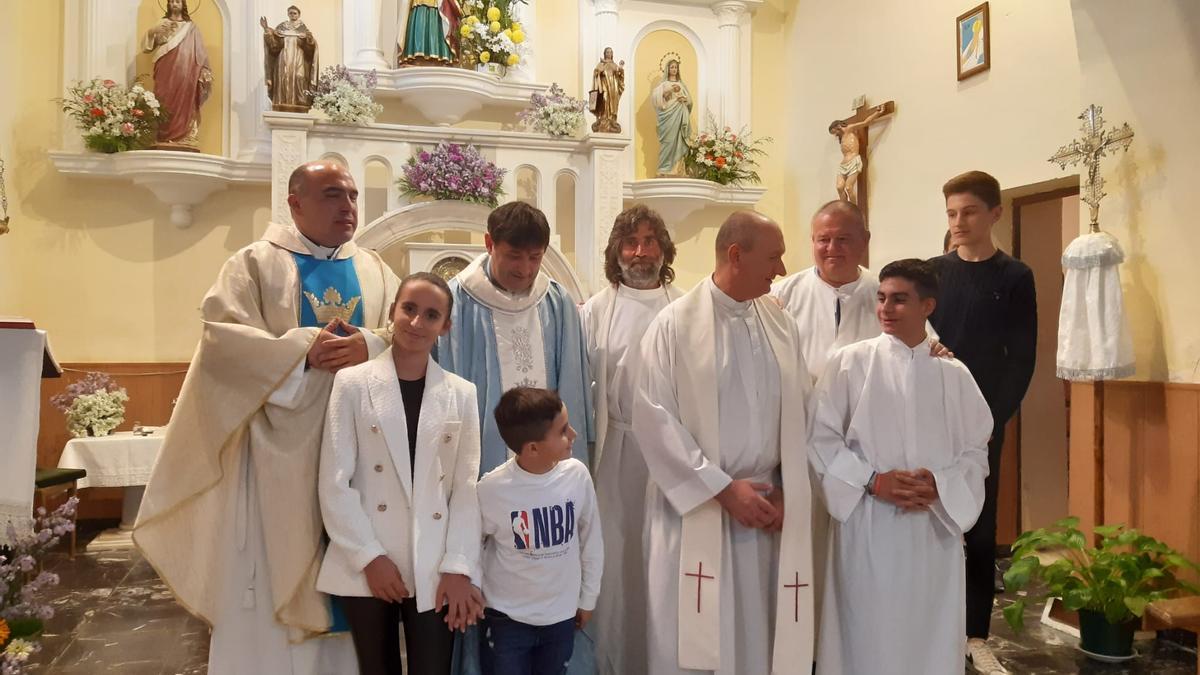 Sacerdotes en la iglesia de Valer