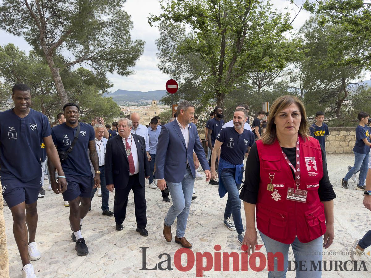 El UCAM de baloncesto peregrina a Caravaca de la Cruz en su Año Jubilar