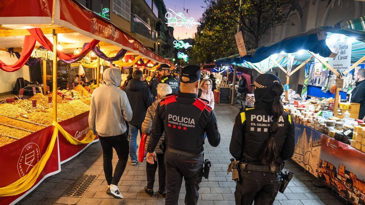 Agentes de la Policía Local de Santa Coloma de Gramenet y efectivos de los Mossos d'Esquadra, durante un operativo en diciembre de 2023
